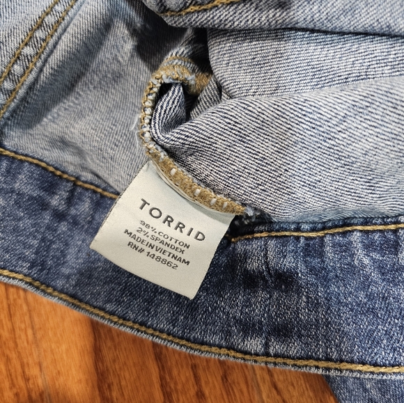 Torrid Cropped Jean Jacket Size 2 - Picture 5 of 6